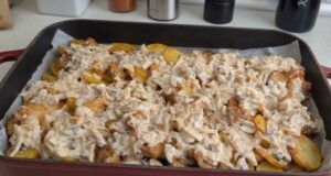 Zapečená krkovice s bramborami a žampionovým krémem: Královská hostina z jednoho plechu Zapečená krkovice s bramborami a smetanovo-žampionovou omáčkou: luxusní rodinný oběd z trouby