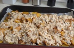 Zapečená krkovice s bramborami a žampionovým krémem: Královská hostina z jednoho plechu