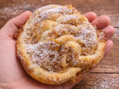 Bleskové jablečné pletence z listového těsta: Voňavá křupavá tečka ke kávě za pár minut Jablečné pletence z listového těsta: rychlý dezert se skořicí a meruňkovým džemem