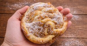 Bleskové jablečné pletence z listového těsta: Voňavá křupavá tečka ke kávě za pár minut Jablečné pletence z listového těsta: rychlý dezert se skořicí a meruňkovým džemem