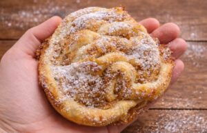 Bleskové jablečné pletence z listového těsta: Voňavá křupavá tečka ke kávě za pár minut Jablečné pletence z listového těsta: rychlý dezert se skořicí a meruňkovým džemem