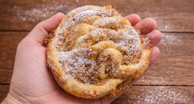 Jablečné pletence z listového těsta: rychlý dezert se skořicí a meruňkovým džemem