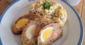 Plněná vepřová sekaná s kadeřávkem: Šťavnatá klasika v moderním kabátku Plněná sekaná s vejcem, párkem a kadeřávkem: šťavnatá domácí klasika