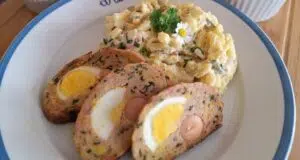 Plněná vepřová sekaná s kadeřávkem: Šťavnatá klasika v moderním kabátku Plněná sekaná s vejcem, párkem a kadeřávkem: šťavnatá domácí klasika