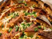 Co se starým chlebem? Zapečte ho se sýrem a česnekem podle tohoto receptu! Trhací zapékaný chleba s česnekovým máslem, sýrem a slaninou: Perfektní využití staršího chleba