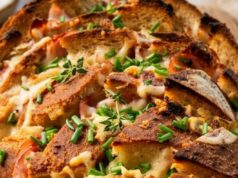 Co se starým chlebem? Zapečte ho se sýrem a česnekem podle tohoto receptu!