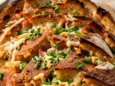 Co se starým chlebem? Zapečte ho se sýrem a česnekem podle tohoto receptu! Trhací zapékaný chleba s česnekovým máslem, sýrem a slaninou: Perfektní využití staršího chleba