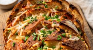 Co se starým chlebem? Zapečte ho se sýrem a česnekem podle tohoto receptu! Trhací zapékaný chleba s česnekovým máslem, sýrem a slaninou: Perfektní využití staršího chleba