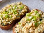 Drožďová pomazánka s medvědím česnekem: Jarní verze retro klasiky, kterou si zamilujete Drožďová pomazánka s anglickou slaninou a medvědím česnekem: rychlá jarní pochoutka