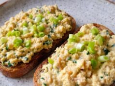 Drožďová pomazánka s medvědím česnekem: Jarní verze retro klasiky, kterou si zamilujete Pomazánka s medvědím česnekem na chlebu.