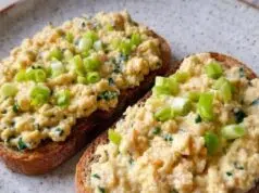 Drožďová pomazánka s medvědím česnekem: Jarní verze retro klasiky, kterou si zamilujete Drožďová pomazánka s anglickou slaninou a medvědím česnekem: rychlá jarní pochoutka