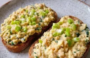 Drožďová pomazánka s medvědím česnekem: Jarní verze retro klasiky, kterou si zamilujete Pomazánka s medvědím česnekem na chlebu.