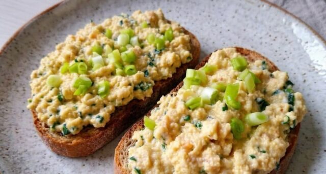 Pomazánka s medvědím česnekem na chlebu.