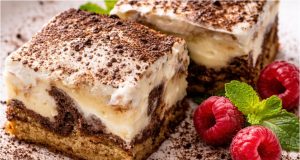 Dvoubarevný koláč s horkým pudinkem a smetanou: Vláčný plechový zázrak