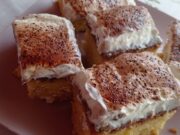 Pudinkové řezy se zakysanou smetanou: Nadýchaný a osvěžující dezert na plech