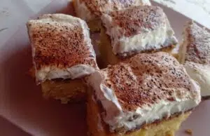 Pudinkové řezy se zakysanou smetanou: Nadýchaný a osvěžující dezert na plech