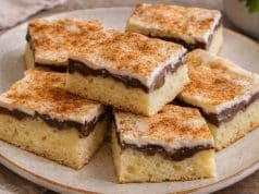 Nadýchaná peřinková buchta s pudinkem Peřinková buchta s čokoládovým pudinkem: vláčný dezert „prošívaná deka“