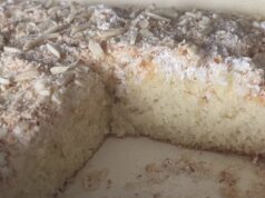 Hrnková Raffaello buchta: Neuvěřitelně vláčný moučník, který zvládne i začátečník Rafaelo buchta na plechu po upečení.