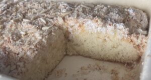 Hrnková Raffaello buchta: Neuvěřitelně vláčný moučník, který zvládne i začátečník Rafaelo buchta na plechu po upečení.