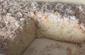 Hrnková Raffaello buchta: Neuvěřitelně vláčný moučník, který zvládne i začátečník Rafaelo buchta na plechu po upečení.