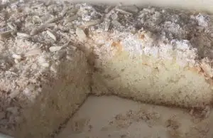 Hrnková Raffaello buchta: Neuvěřitelně vláčný moučník, který zvládne i začátečník Rafaelo buchta na plechu po upečení.