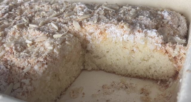 Rafaelo buchta na plechu po upečení.