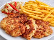 Francouzské řízečky se zakysanou smetanou: Šťavnatá bomba z jedné mísy Francouzské kuřecí řízečky se zakysanou smetanou: Nadýchané placičky plné chuti