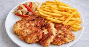 Francouzské řízečky se zakysanou smetanou: Šťavnatá bomba z jedné mísy Francouzské kuřecí řízečky se zakysanou smetanou: Nadýchané placičky plné chuti