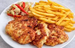 Francouzské řízečky se zakysanou smetanou: Šťavnatá bomba z jedné mísy Francouzské kuřecí řízečky se zakysanou smetanou: Nadýchané placičky plné chuti