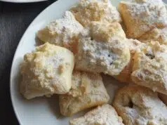 Rychlé koláčky z listového těsta: Křupavé potěšení s tvarohem a drobenkou