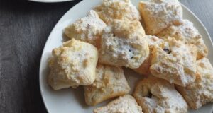 Rychlé koláčky z listového těsta: Křupavé potěšení s tvarohem a drobenkou Rychlé tvarohové koláčky z listového těsta s drobenkou