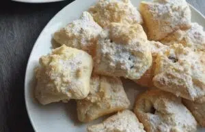 Rychlé koláčky z listového těsta: Křupavé potěšení s tvarohem a drobenkou