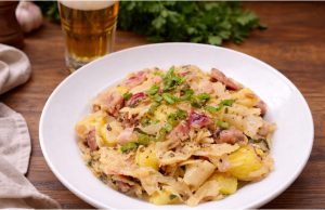 Sedlácká bída, co chutná jako královské hody Sedlácká bída na talíři.