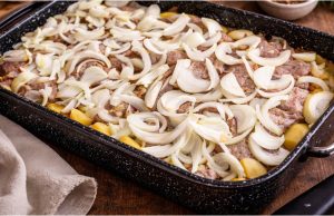 Sedlácký pekáč z krkovice: Šťavnaté maso, brambory a zelí v jedné formě