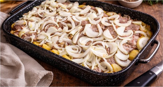 Sedlácký pekáč z krkovice: Šťavnaté maso, brambory a zelí v jedné formě Sedlácký pekáč z krkovice: Šťavnaté maso, brambory a zelí v jedné formě