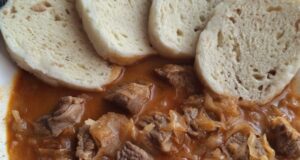 Segedínský guláš s uzenou paprikou: Poctivý recept, který zahřeje u srdce