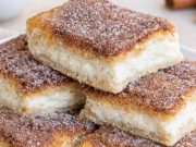 Neodolatelný skořicový dezert z listového těsta Křupavé skořicové řezy z listového těsta s vanilkovým krémem