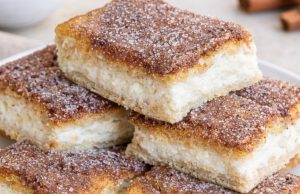 Neodolatelný skořicový dezert z listového těsta Křupavé skořicové řezy z listového těsta s vanilkovým krémem