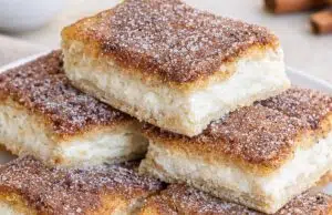 Neodolatelný skořicový dezert z listového těsta Křupavé skořicové řezy z listového těsta s vanilkovým krémem