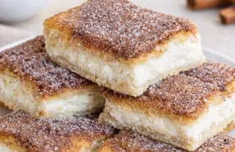 Neodolatelný skořicový dezert z listového těsta Křupavé skořicové řezy z listového těsta s vanilkovým krémem