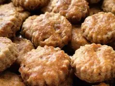 Škvarkáčky se zakysanou smetanou: Křehké slané pohoštění, které zmizí jako první Domácí škvarkáčky ze zakysané smetany: křehké slané placičky ke vínu i pivu