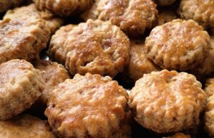 Škvarkáčky se zakysanou smetanou: Křehké slané pohoštění, které zmizí jako první