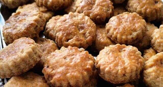 Domácí škvarkáčky ze zakysané smetany: křehké slané placičky ke vínu i pivu