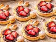 Sladcí velikonoční zajíčci s Nutellou a jahodami: Bleskový dezert z listového těsta Velikonoční zajíčci z listového těsta s Nutellou a jahodami: rychlý dezert za 25 minut