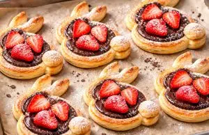 Sladcí velikonoční zajíčci s Nutellou a jahodami: Bleskový dezert z listového těsta Velikonoční zajíčci z listového těsta s Nutellou a jahodami: rychlý dezert za 25 minut