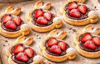 Sladcí velikonoční zajíčci s Nutellou a jahodami: Bleskový dezert z listového těsta Velikonoční zajíčci z listového těsta s Nutellou a jahodami: rychlý dezert za 25 minut