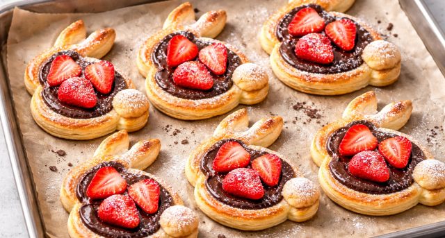 Velikonoční zajíčci z listového těsta s Nutellou a jahodami: rychlý dezert za 25 minut