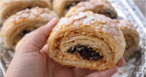 Jablečné rolky z listového těsta: Lepší a křupavější než klasický štrůdl Jablečné rolky z listového těsta: rychlý dezert se skořicí a mandlemi