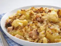 Staročeská uhlířina z jednoho hrnce: Legendární levné jídlo s kysaným zelím, které voní jako od babičky Staročeská uhlířina: levné a syté jídlo z brambor, noků a kysaného zelí