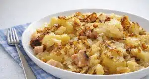 Staročeská uhlířina z jednoho hrnce: Legendární levné jídlo s kysaným zelím, které voní jako od babičky Staročeská uhlířina: levné a syté jídlo z brambor, noků a kysaného zelí